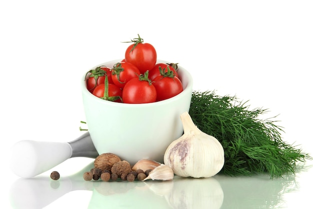 Składniki na blacie kuchennym: warzywa i przyprawy