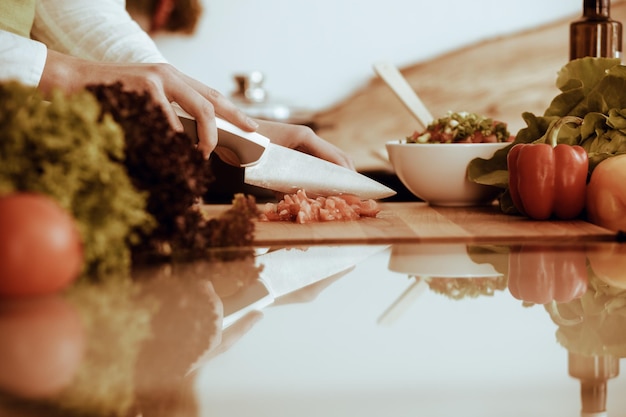 Ręce przygotowujące posiłek na kuchennym blacie