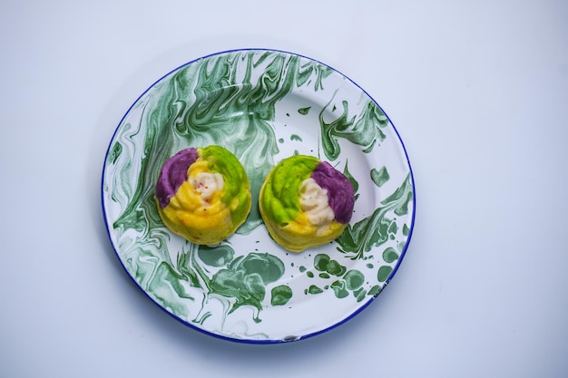 Talerz z kolorowym daniem i ziołami